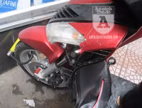 [ẢNH] Chiếc xe máy SH bị dập vỡ sau màn phá hoại của thanh niên càn quấy