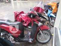 [ẢNH] Chiếc xe máy SH bị dập vỡ sau màn phá hoại của thanh niên càn quấy