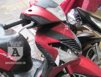 [ẢNH] Chiếc xe máy SH bị dập vỡ sau màn phá hoại của thanh niên càn quấy