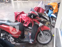 [ẢNH] Chiếc xe máy SH bị dập vỡ sau màn phá hoại của thanh niên càn quấy