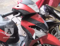 [ẢNH] Chiếc xe máy SH bị dập vỡ sau màn phá hoại của thanh niên càn quấy