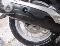 [ẢNH] Chiếc xe máy SH bị dập vỡ sau màn phá hoại của thanh niên càn quấy