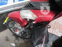 [ẢNH] Chiếc xe máy SH bị dập vỡ sau màn phá hoại của thanh niên càn quấy