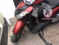 [ẢNH] Chiếc xe máy SH bị dập vỡ sau màn phá hoại của thanh niên càn quấy