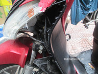 [ẢNH] Chiếc xe máy SH bị dập vỡ sau màn phá hoại của thanh niên càn quấy