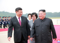 [ẢNH] Hàng trăm nghìn người Triều Tiên đổ ra đường chào đón ông Tập Cận Bình