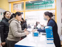 Nhiều nơi tranh thủ tăng giá, nhưng vẫn có điểm phát miễn phí khẩu trang