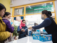 Nhiều nơi tranh thủ tăng giá, nhưng vẫn có điểm phát miễn phí khẩu trang