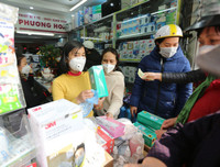 Nhiều nơi tranh thủ tăng giá, nhưng vẫn có điểm phát miễn phí khẩu trang