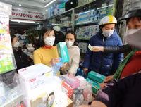 Nhiều nơi tranh thủ tăng giá, nhưng vẫn có điểm phát miễn phí khẩu trang