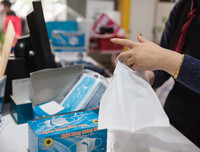 Nhiều nơi tranh thủ tăng giá, nhưng vẫn có điểm phát miễn phí khẩu trang