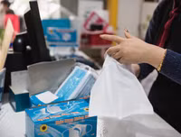 Nhiều nơi tranh thủ tăng giá, nhưng vẫn có điểm phát miễn phí khẩu trang