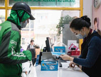 Nhiều nơi tranh thủ tăng giá, nhưng vẫn có điểm phát miễn phí khẩu trang