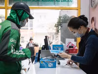 Nhiều nơi tranh thủ tăng giá, nhưng vẫn có điểm phát miễn phí khẩu trang