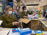 Nhiều nơi tranh thủ tăng giá, nhưng vẫn có điểm phát miễn phí khẩu trang