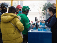 Nhiều nơi tranh thủ tăng giá, nhưng vẫn có điểm phát miễn phí khẩu trang