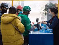 Nhiều nơi tranh thủ tăng giá, nhưng vẫn có điểm phát miễn phí khẩu trang