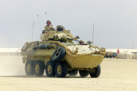 [ẢNH] Tại sao Mỹ lại ‘xích’ xe thiết giáp LAV-25 vào sàn tàu đổ bộ?