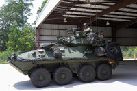 [ẢNH] Tại sao Mỹ lại ‘xích’ xe thiết giáp LAV-25 vào sàn tàu đổ bộ?