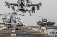 [ẢNH] Tại sao Mỹ lại ‘xích’ xe thiết giáp LAV-25 vào sàn tàu đổ bộ?