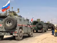 [ẢNH] Thiết giáp Mỹ chặn đường, buộc quân cảnh Nga rời khu vực quan trọng tại Syria