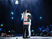 Con trai Tuấn Hưng lên sân khấu hát cùng bố trong liveshow của Khắc Việt