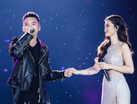 Con trai Tuấn Hưng lên sân khấu hát cùng bố trong liveshow của Khắc Việt