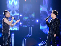 Con trai Tuấn Hưng lên sân khấu hát cùng bố trong liveshow của Khắc Việt