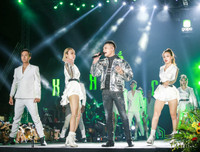 Con trai Tuấn Hưng lên sân khấu hát cùng bố trong liveshow của Khắc Việt