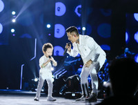 Con trai Tuấn Hưng lên sân khấu hát cùng bố trong liveshow của Khắc Việt