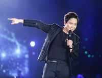 Con trai Tuấn Hưng lên sân khấu hát cùng bố trong liveshow của Khắc Việt