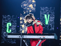 Con trai Tuấn Hưng lên sân khấu hát cùng bố trong liveshow của Khắc Việt