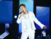 Con trai Tuấn Hưng lên sân khấu hát cùng bố trong liveshow của Khắc Việt