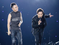 Con trai Tuấn Hưng lên sân khấu hát cùng bố trong liveshow của Khắc Việt