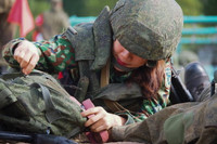 [ẢNH] Nữ chiến sĩ quân y Việt Nam tranh tài tại nội dung Sơ cứu chiến trường