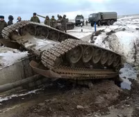 [ẢNH] Sau T-72B và Pantsir-S1, đến lượt pháo tự hành 2S7 Pion Nga đổ lật nhào khi hành quân