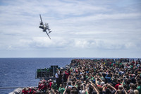 [ẢNH] Siêu tàu sân bay Mỹ cập cảnh Việt Nam, động thái nhỏ - ý nghĩa lớn