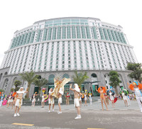 Mãn nhãn với những vũ điệu đường phố rực rỡ mở màn Carnaval Hạ Long 2019