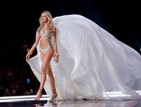 Những người mẫu hút hồn nhất tại show diễn nội y nổi tiếng thế giới