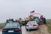 [ẢNH] Xe bọc thép Nga húc thẳng thiết giáp Mỹ khi bị cản đường?