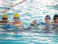 Bể bơi trong nhà hút khách những ngày nắng nóng