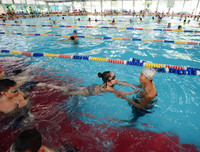 Bể bơi trong nhà hút khách những ngày nắng nóng