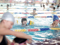 Bể bơi trong nhà hút khách những ngày nắng nóng