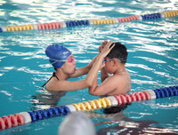 Bể bơi trong nhà hút khách những ngày nắng nóng