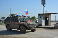 [ẢNH] Xe bọc thép Nga húc thẳng thiết giáp Mỹ khi bị cản đường?