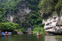 Xuôi dòng Sào Khê khám phá hang động Tràng An