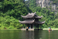 Xuôi dòng Sào Khê khám phá hang động Tràng An