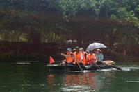 Xuôi dòng Sào Khê khám phá hang động Tràng An