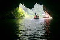 Xuôi dòng Sào Khê khám phá hang động Tràng An