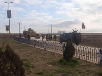 [ẢNH] Binh lính Nga - Mỹ lần đầu đọ súng tại Đông Bắc Syria?